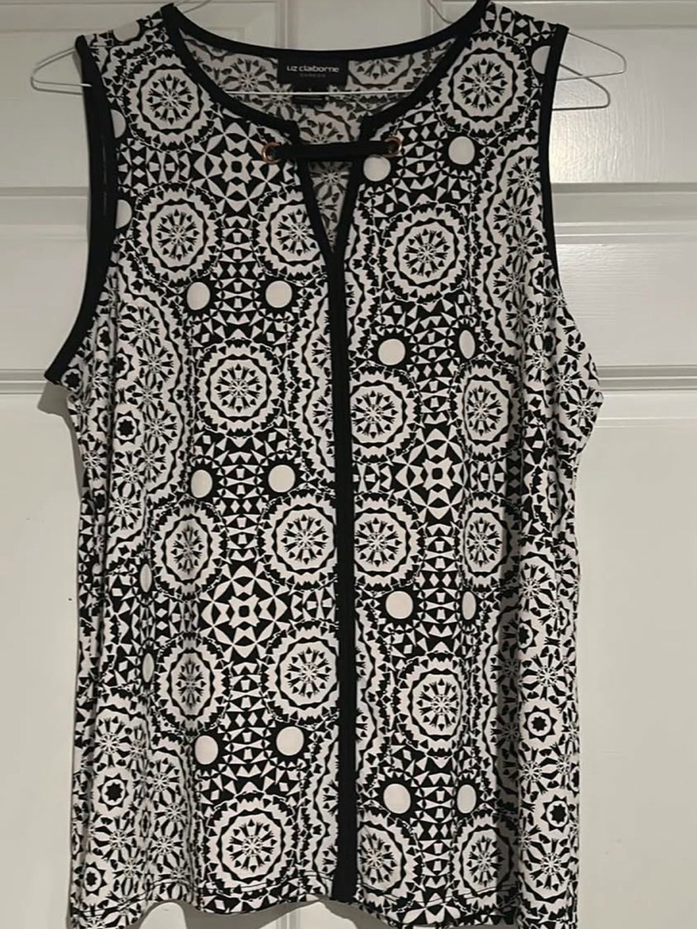 Liz Claiborne Black and White Sleeveless Patterned Shell Top